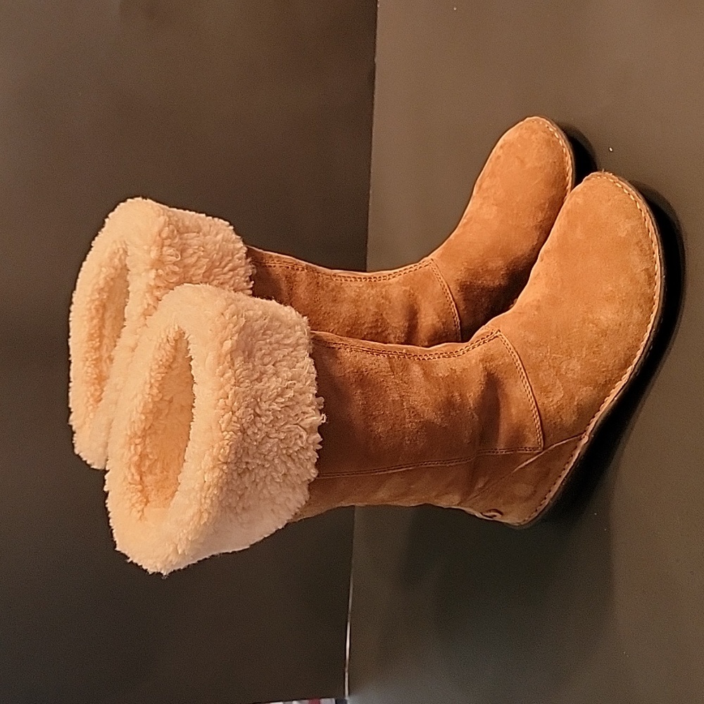 Ugg Karyn Cuff Sheepskin Boot, Tan, Euc. Size 8 - image 3